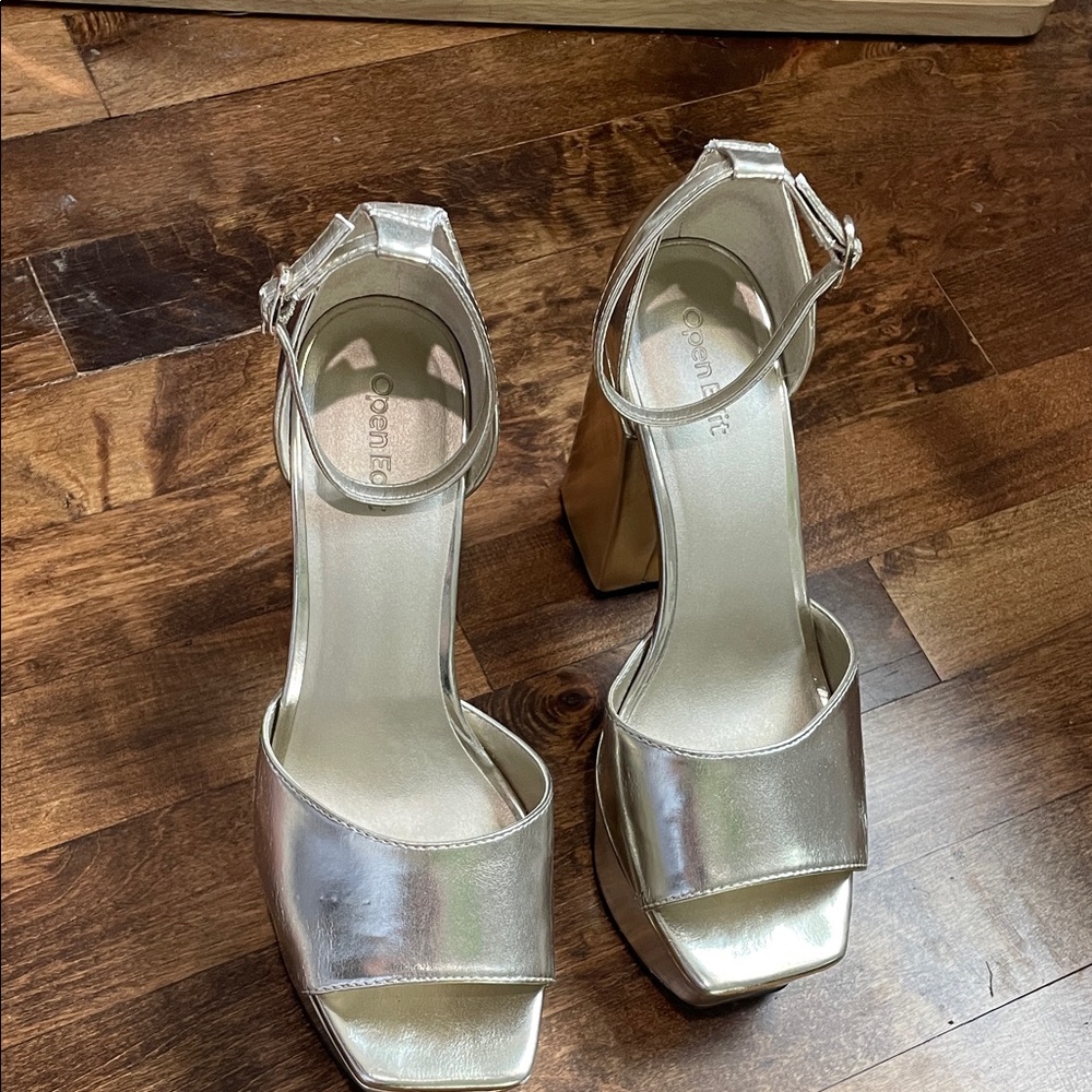 Elegant Gold Platform Heels - Picture 2 of 9